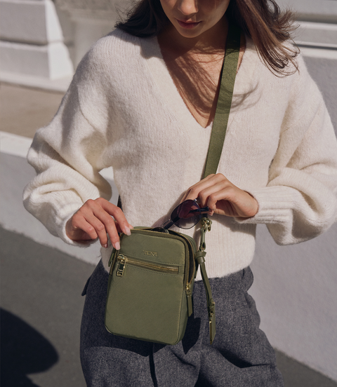 VOYAGEUR กระเป๋าสะพายข้าง  Persia Crossbody  lifestyle | TUMI