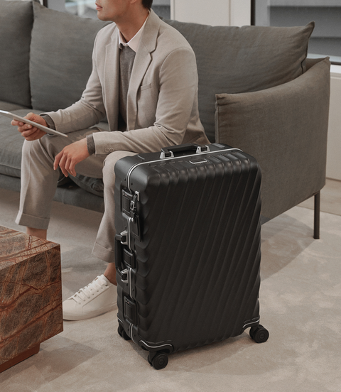 19 DEGREE กระเป๋าเดินทาง 4 ล้อทริประยะสั้น Short Trip 4 Wheeled Packing Case  lifestyle | TUMI