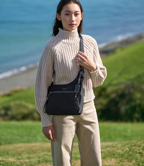 VOYAGEUR กระเป๋าสะพายข้าง GRETNA CROSSBODY  lifestyle | TUMI