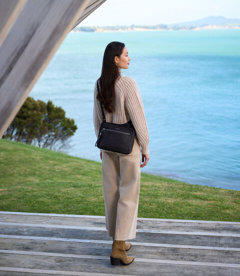 VOYAGEUR กระเป๋าสะพายข้าง GRETNA CROSSBODY  lifestyle | TUMI