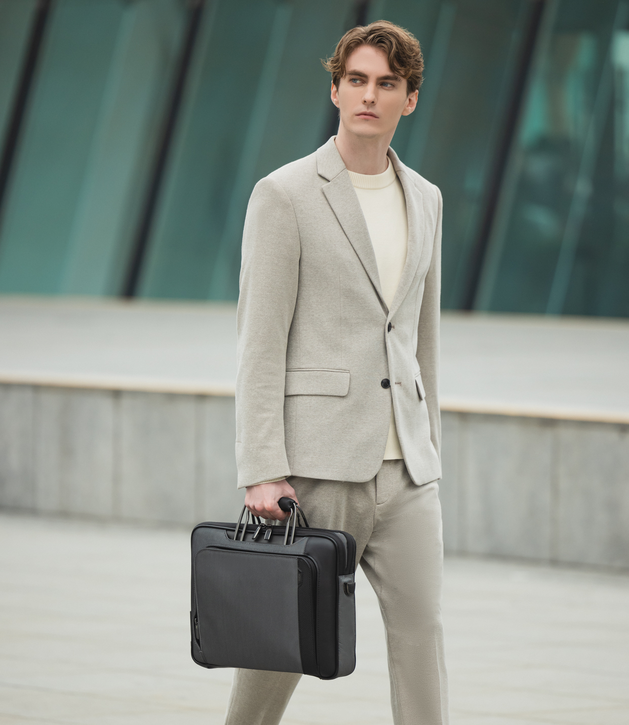 Hannover Slim Brief Titanium Grey - lifestyle | Tumi Thailand