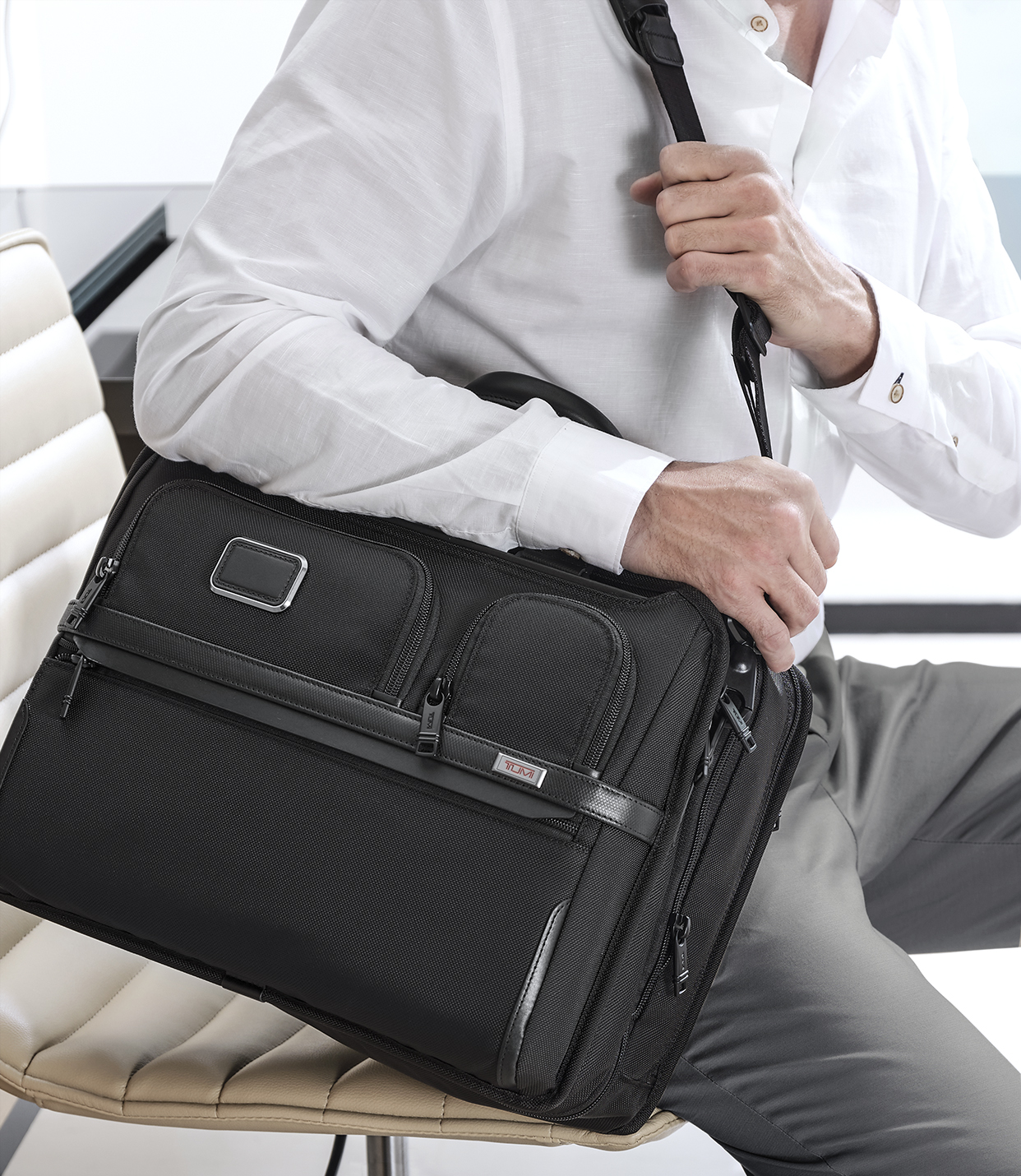 EXP ORG LAPTOP BRIEF Black - lifestyle | Tumi Thailand