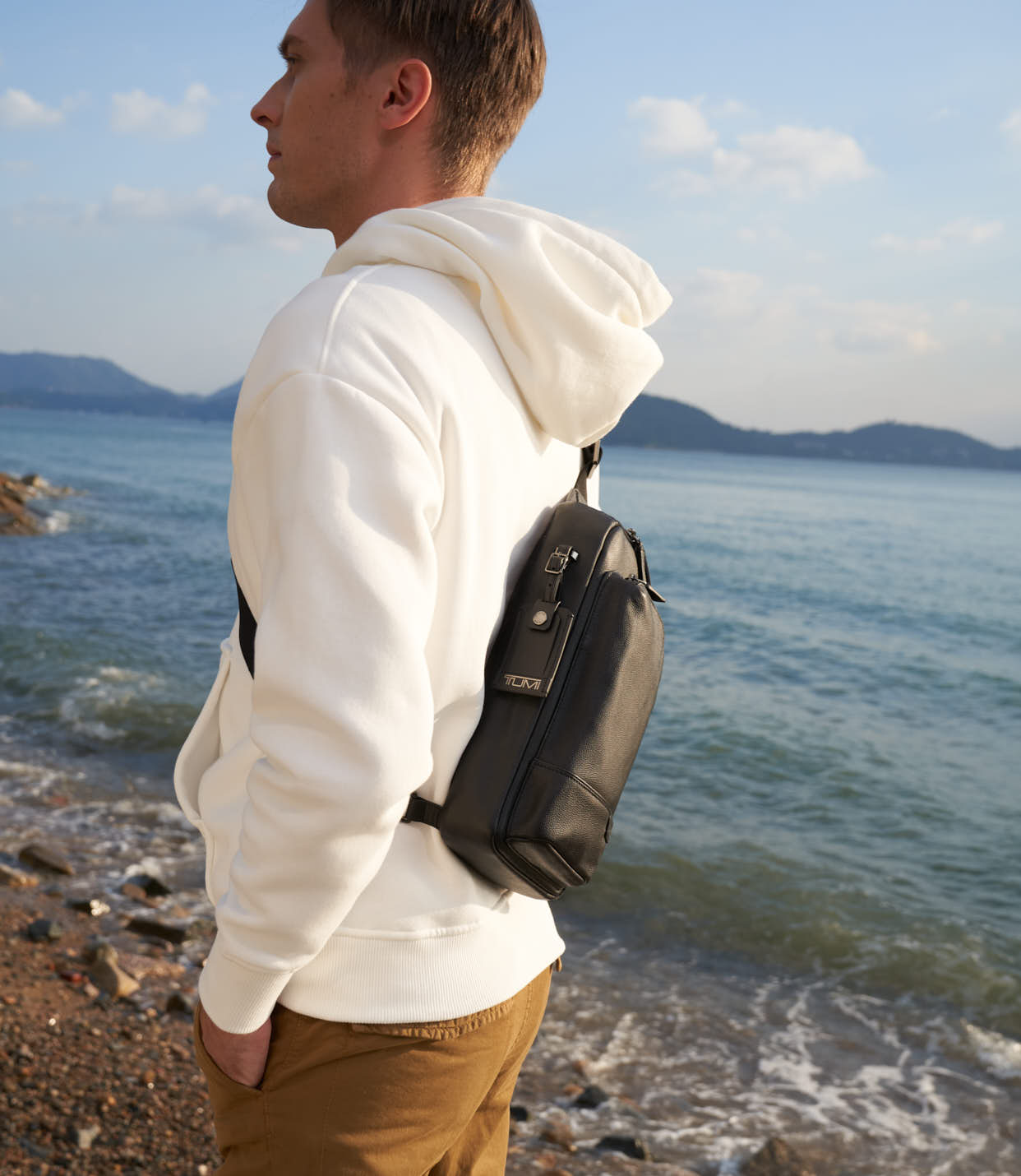 GREGORY SLING Black - lifestyle | Tumi Thailand