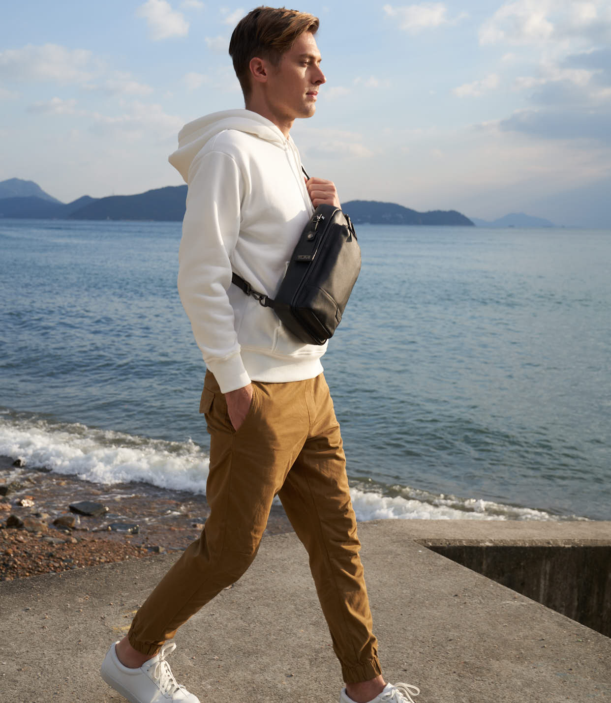 GREGORY SLING Black - lifestyle | Tumi Thailand