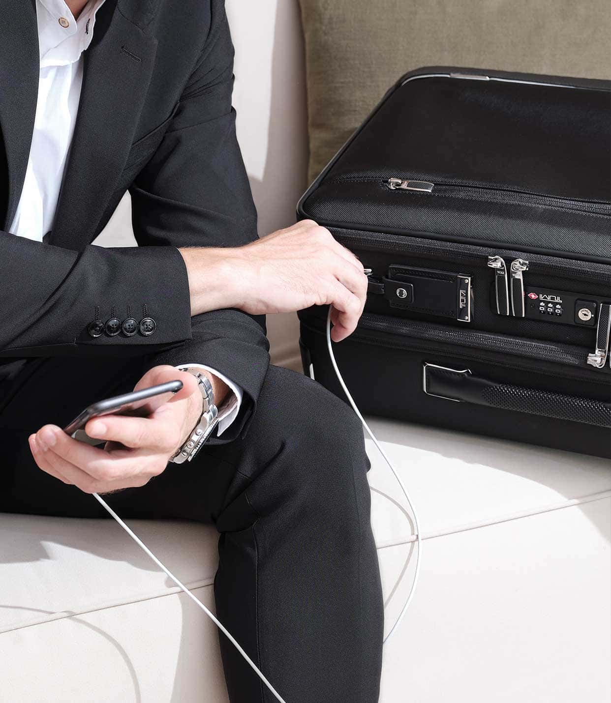 INTL DUAL ACCESS 4WHL C/O Black - lifestyle | Tumi Thailand