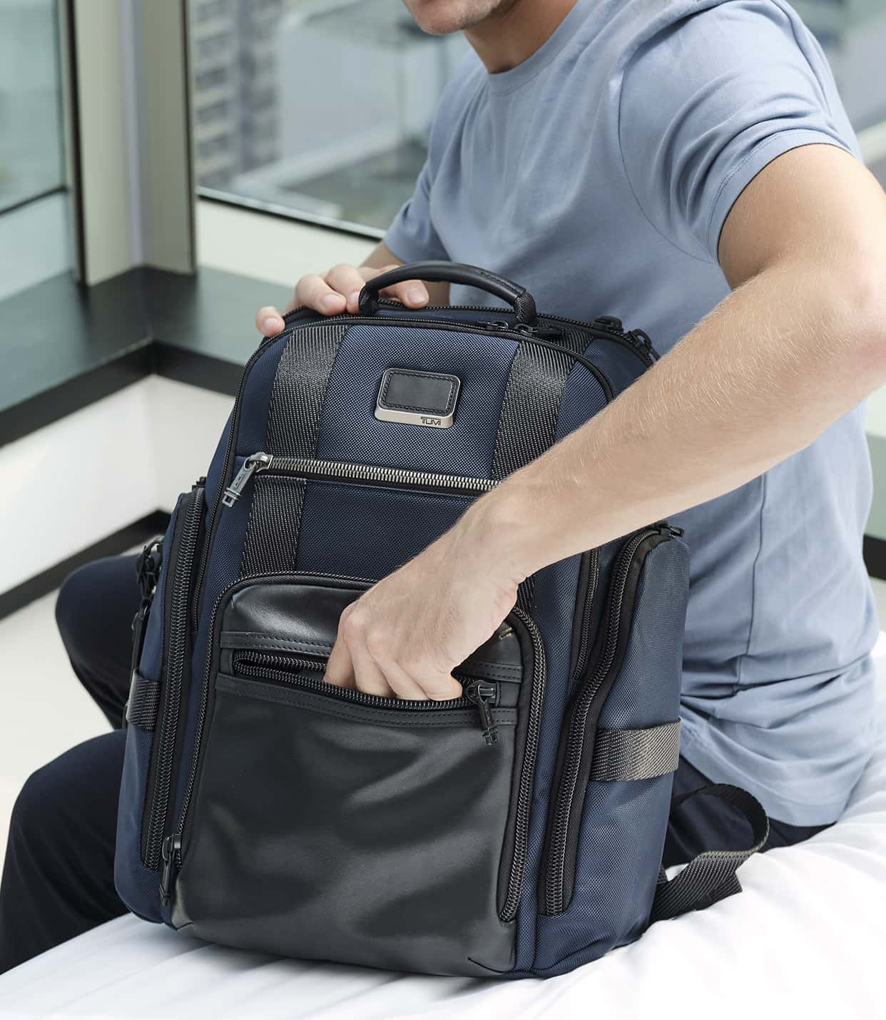 SHEPPARD DELUXE BFPK Black - lifestyle | Tumi Thailand
