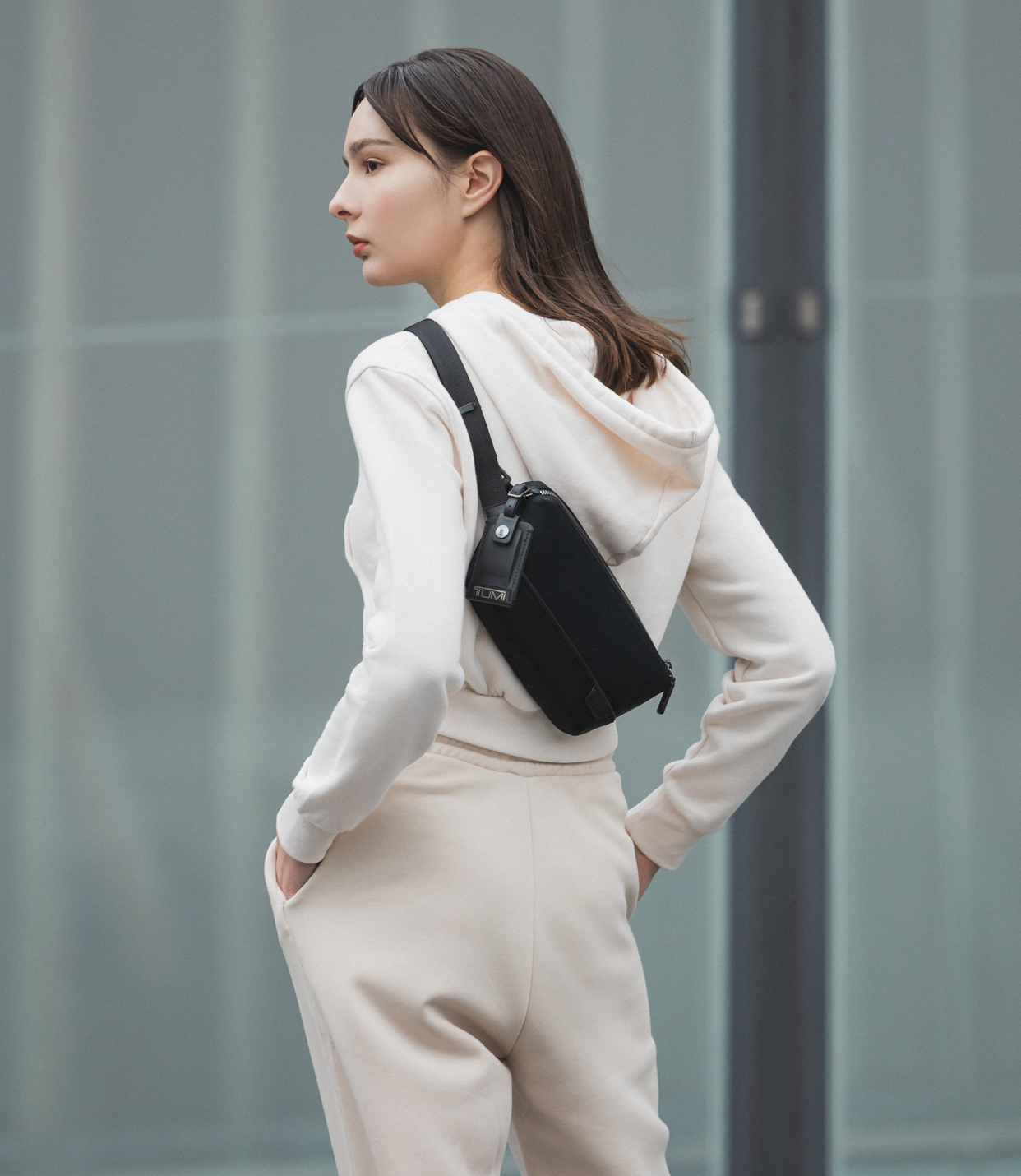 Daven Waist Pack Black - lifestyle | Tumi Thailand