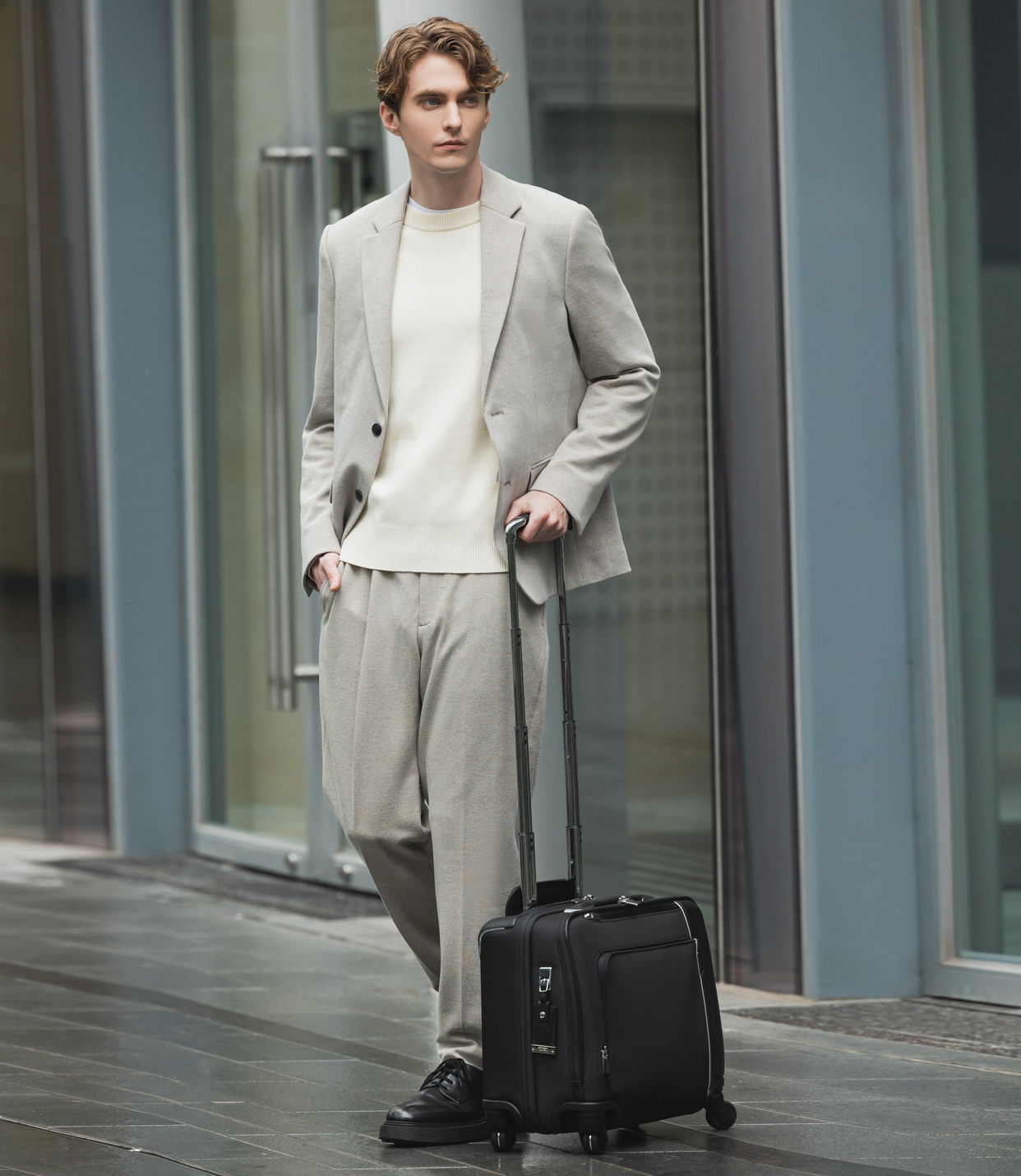 กระเป๋าเอกสาร Compact 4 Wheeled Brief Black - lifestyle | Tumi Thailand