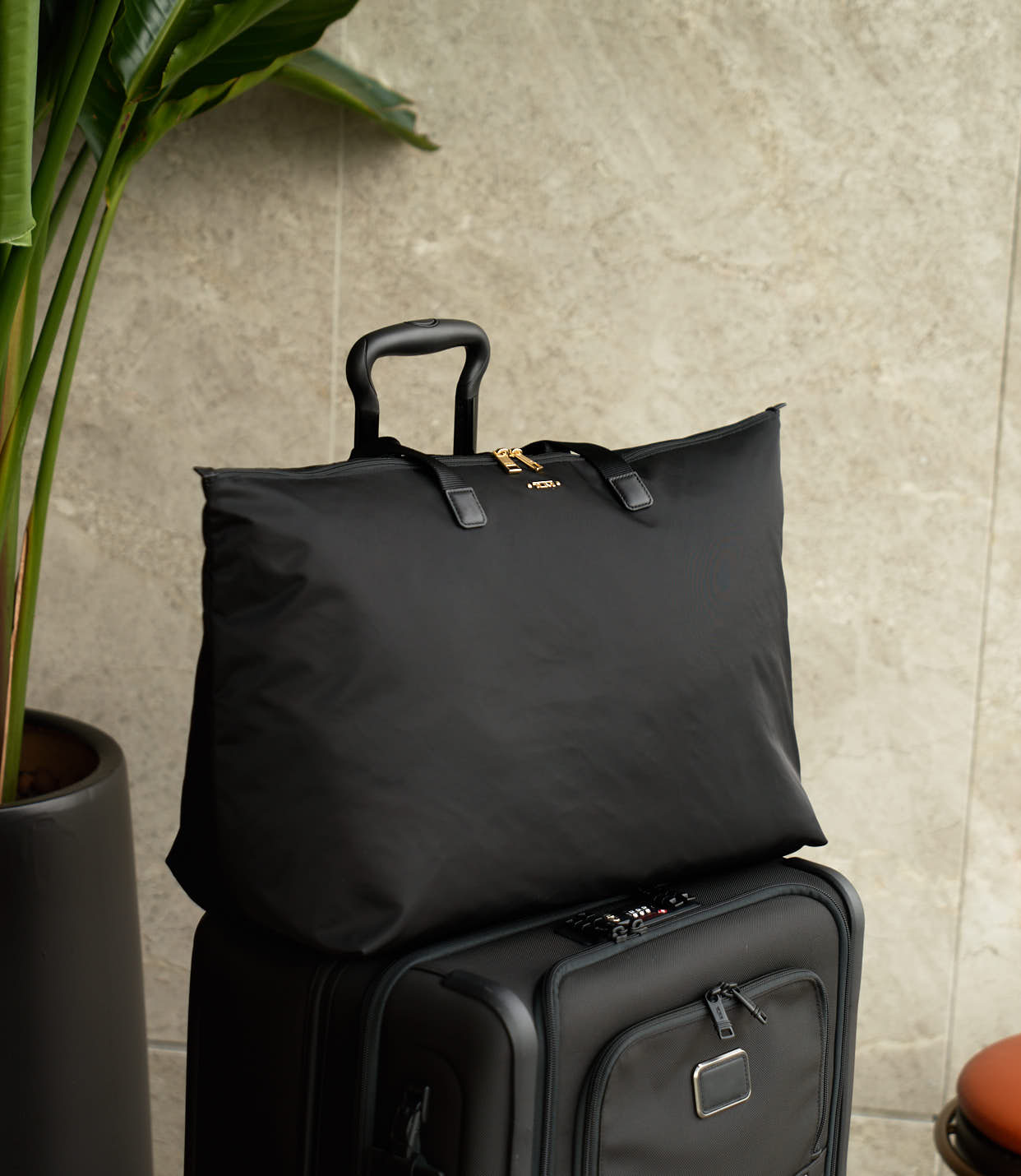 JUST IN CASE totes-bags Black - lifestyle | Tumi Thailand