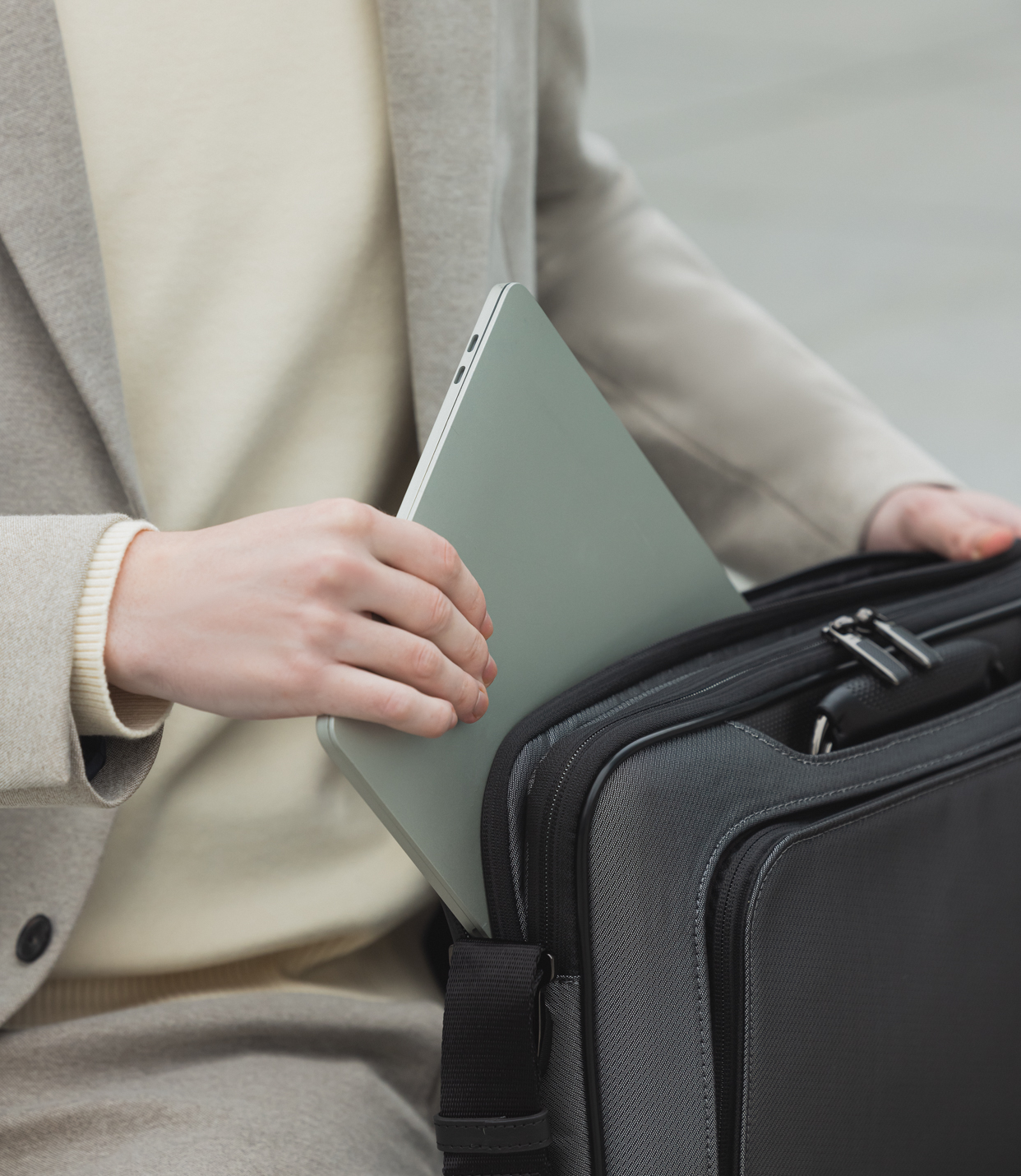 Hannover Slim Brief Titanium Grey - lifestyle | Tumi Thailand