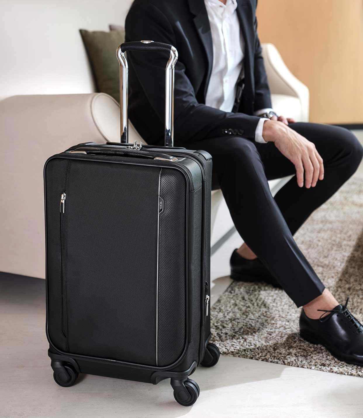 INTL DUAL ACCESS 4WHL C/O Black - lifestyle | Tumi Thailand