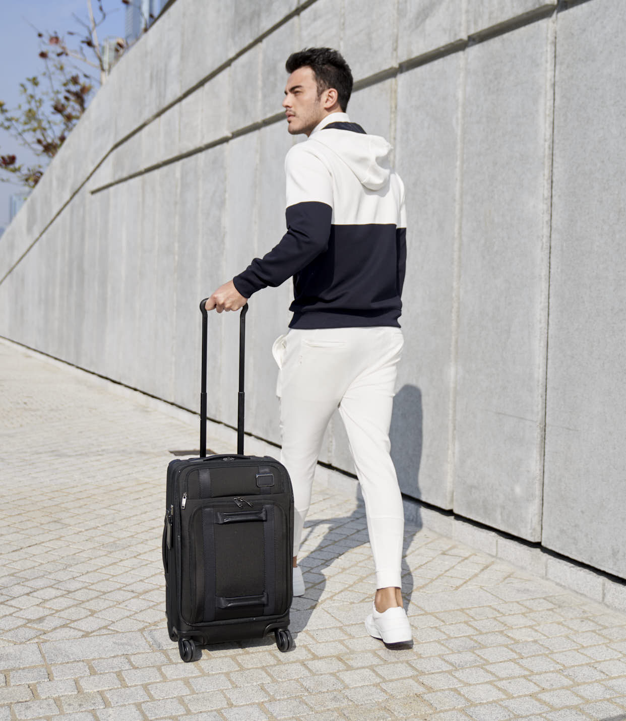 INTL FRONT LID 4WHL C/O BLACK - lifestyle | Tumi Thailand