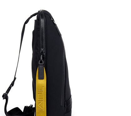 SKY SLING Black - USP1 | Tumi Thailand