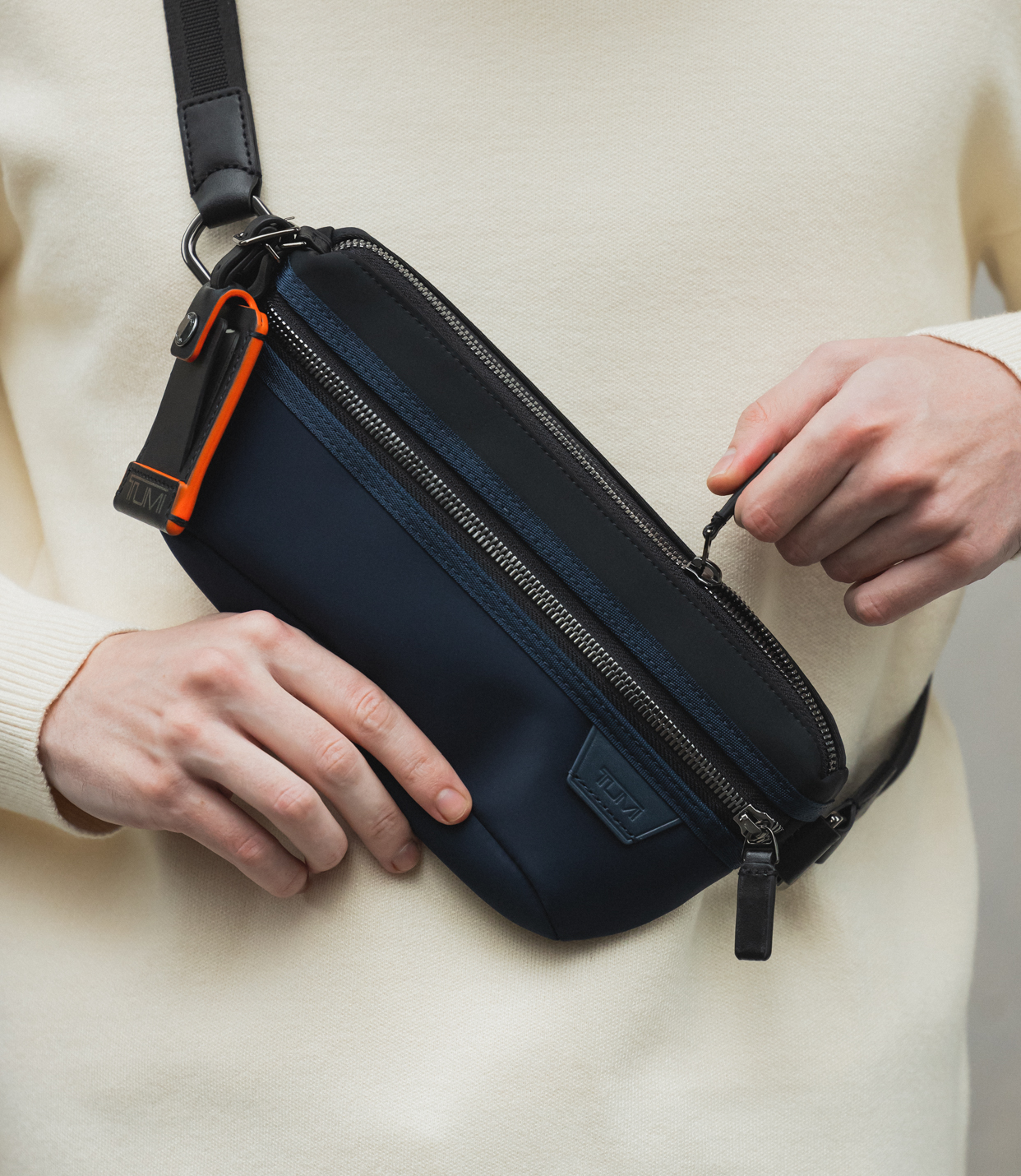 Daven Waist Pack Midnight Navy - lifestyle | Tumi Thailand