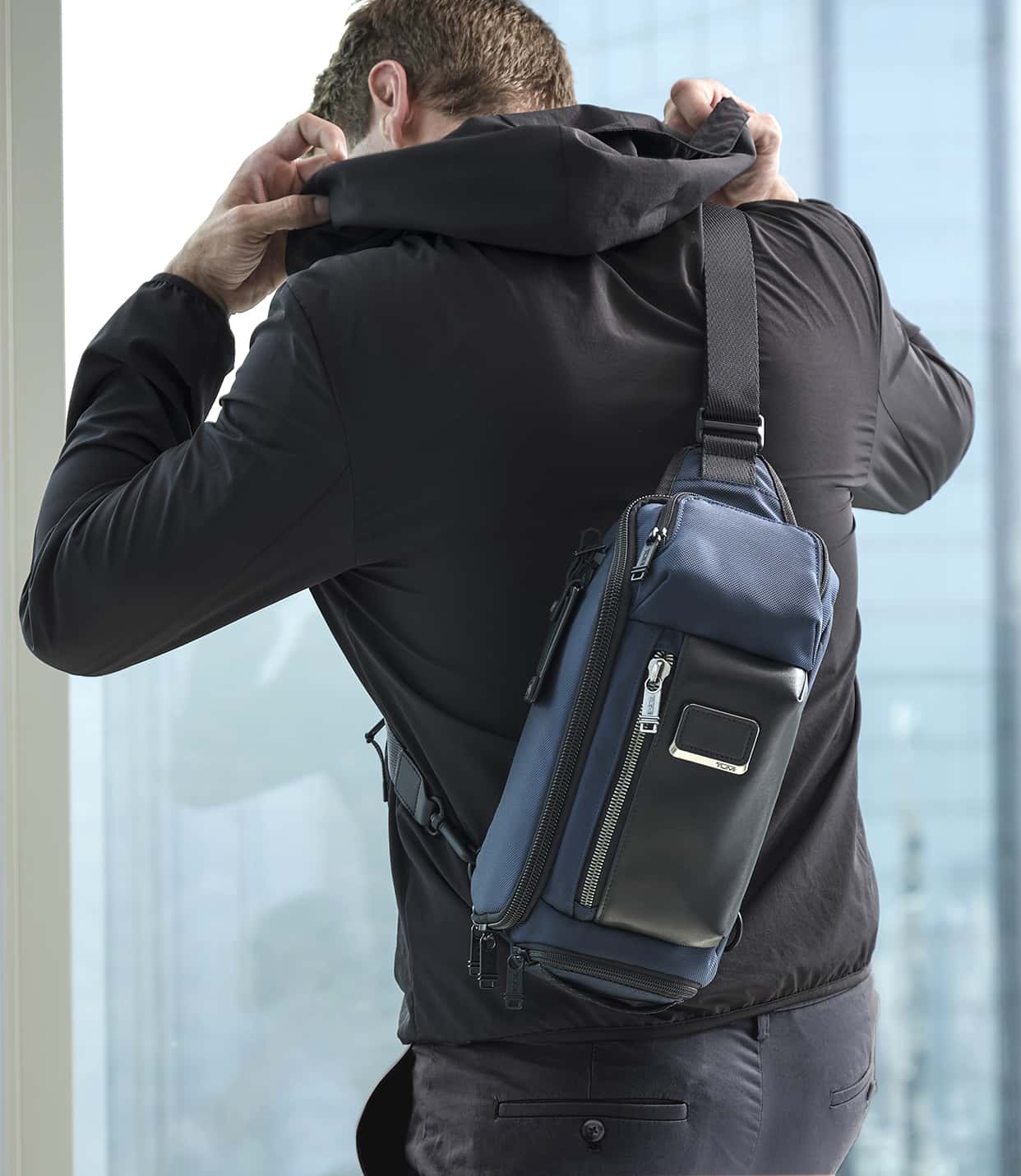 tumi kelley sling