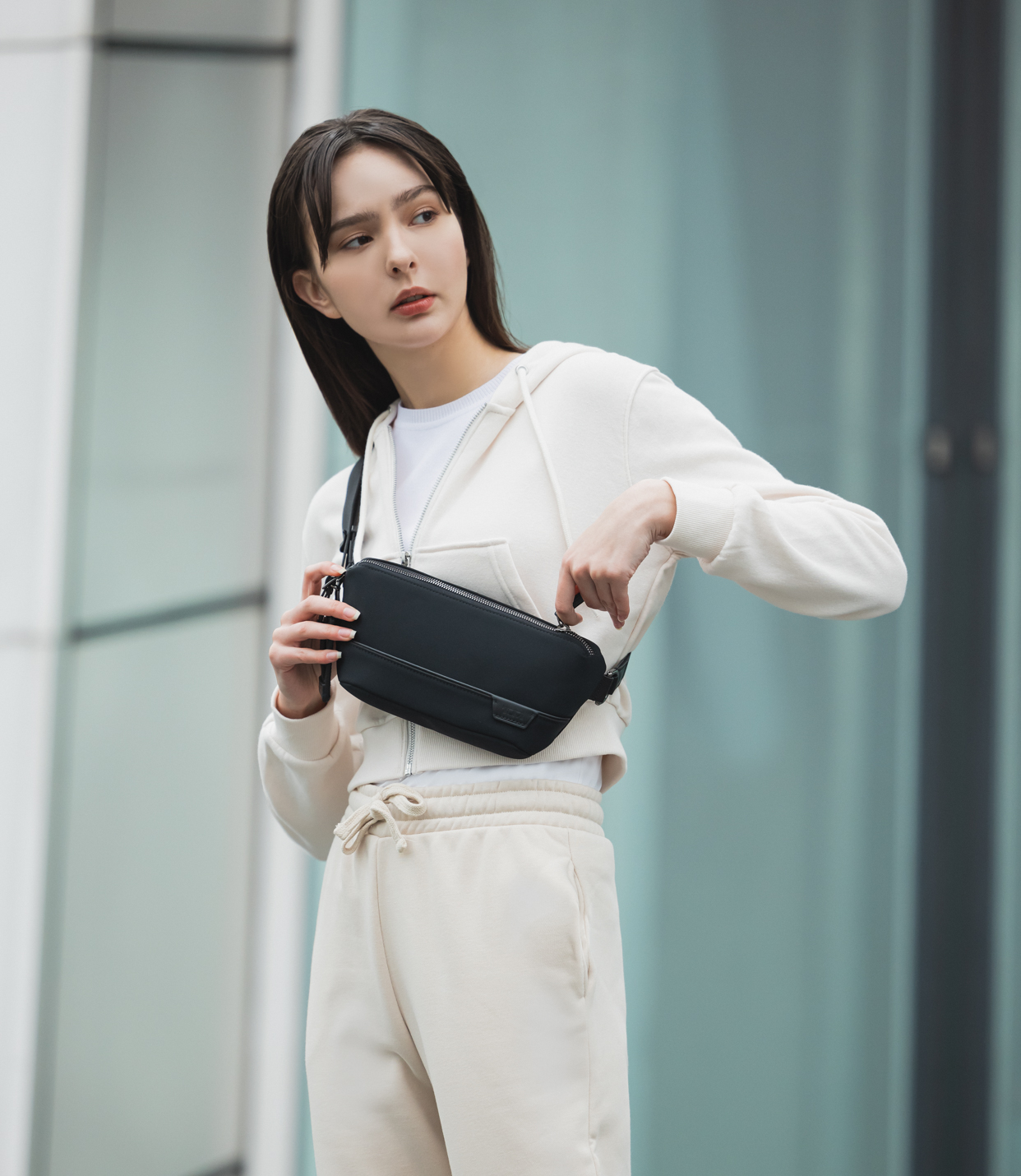 Daven Waist Pack Black - lifestyle | Tumi Thailand