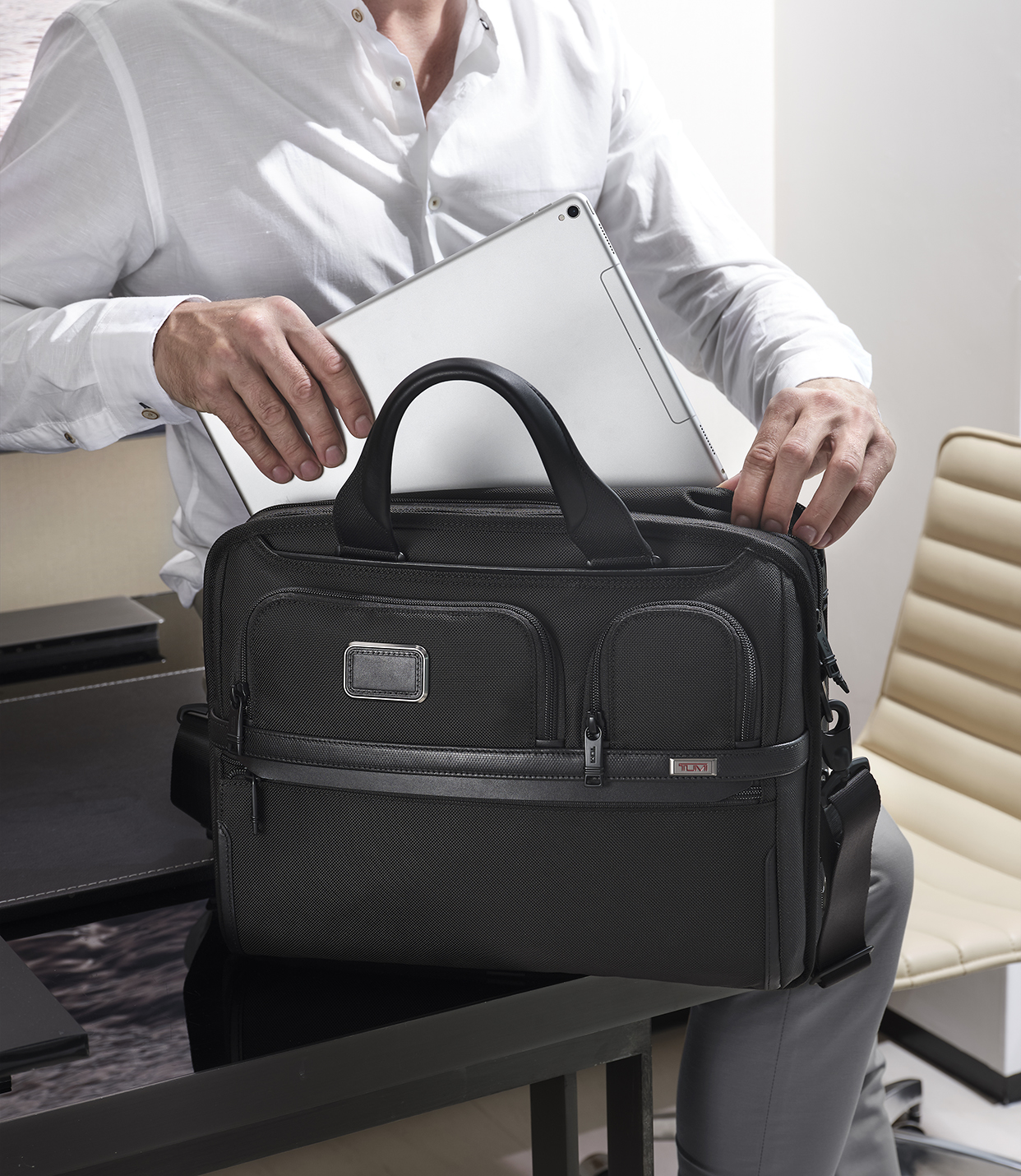 EXP ORG LAPTOP BRIEF Black - lifestyle | Tumi Thailand