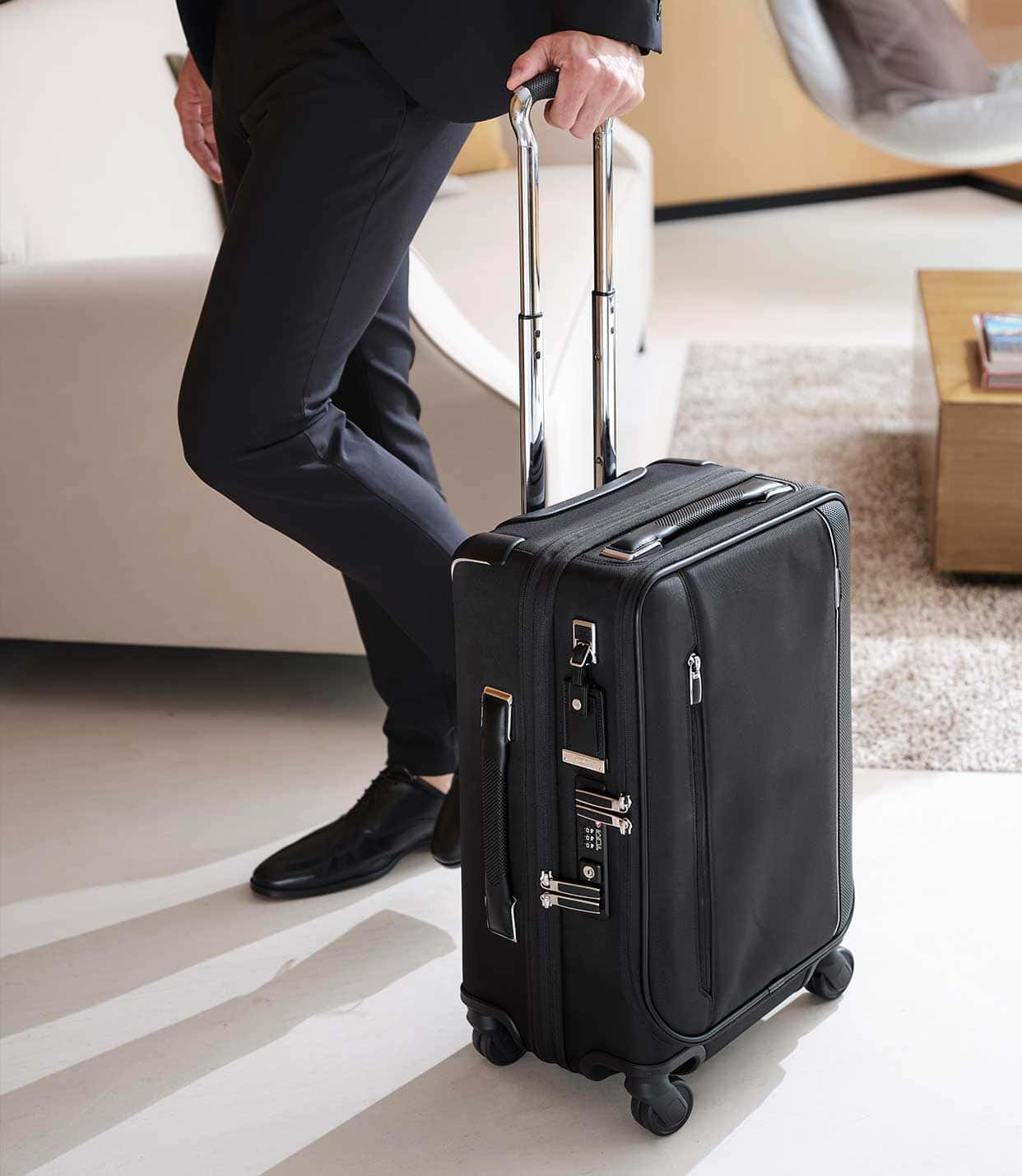INTL DUAL ACCESS 4WHL C/O Black - lifestyle | Tumi Thailand