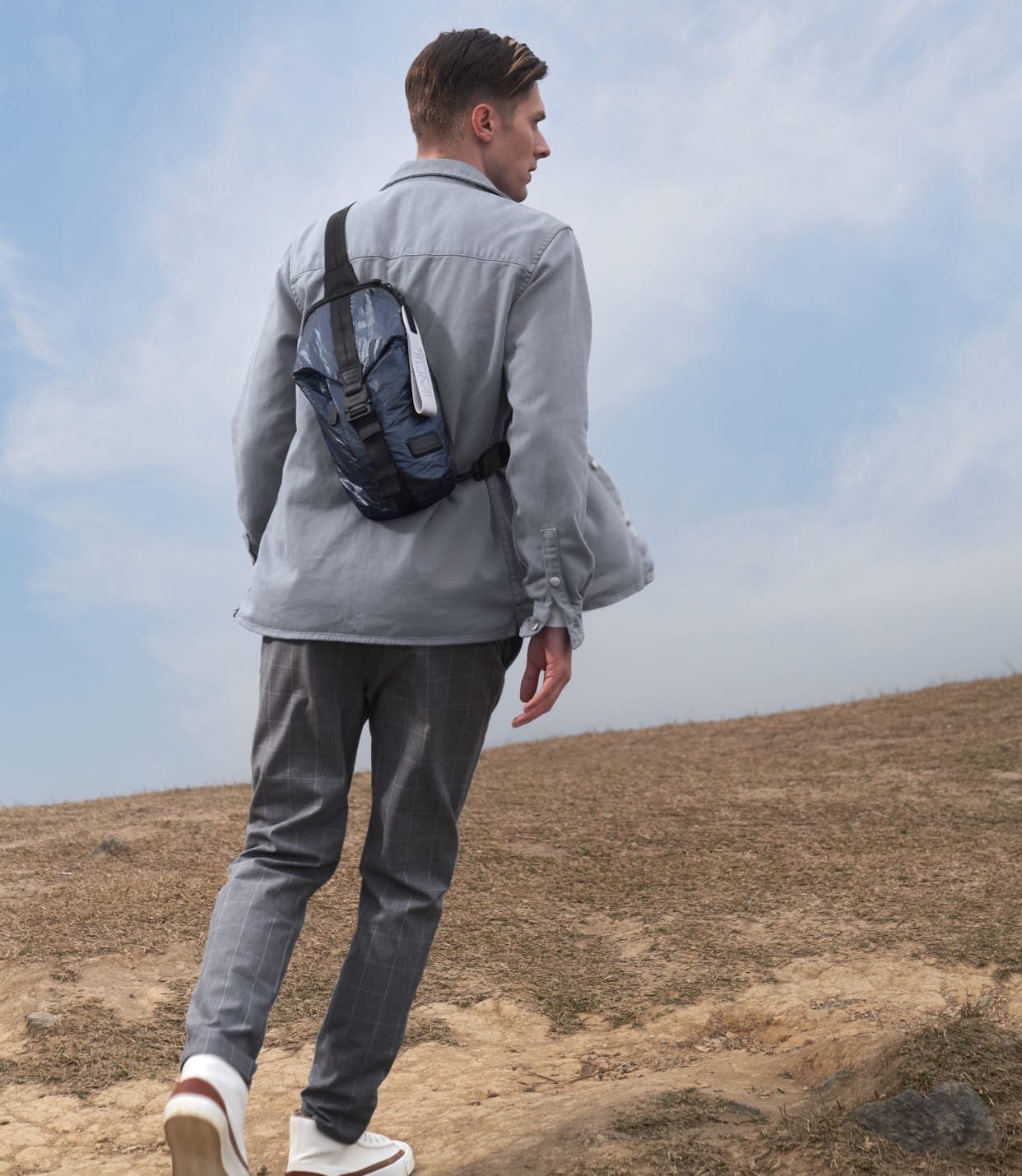 BOZEMAN SLING Navy - lifestyle | Tumi Thailand