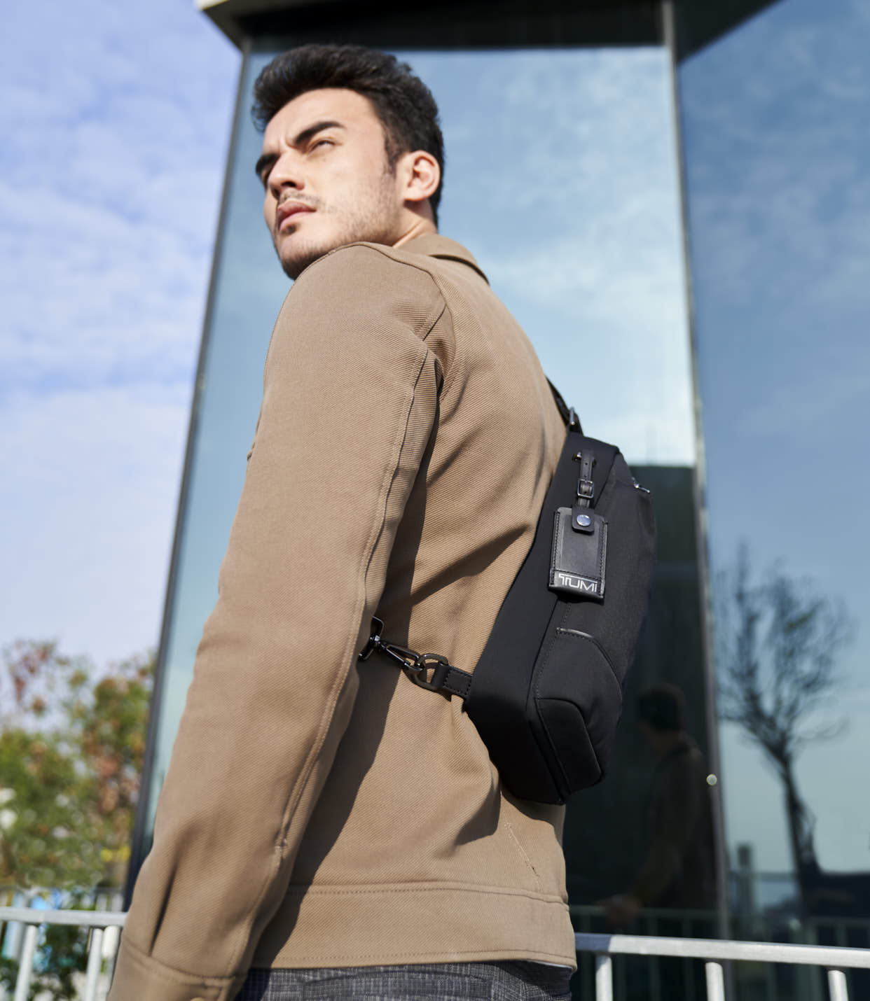 GREGORY SLING Black - lifestyle | Tumi Thailand