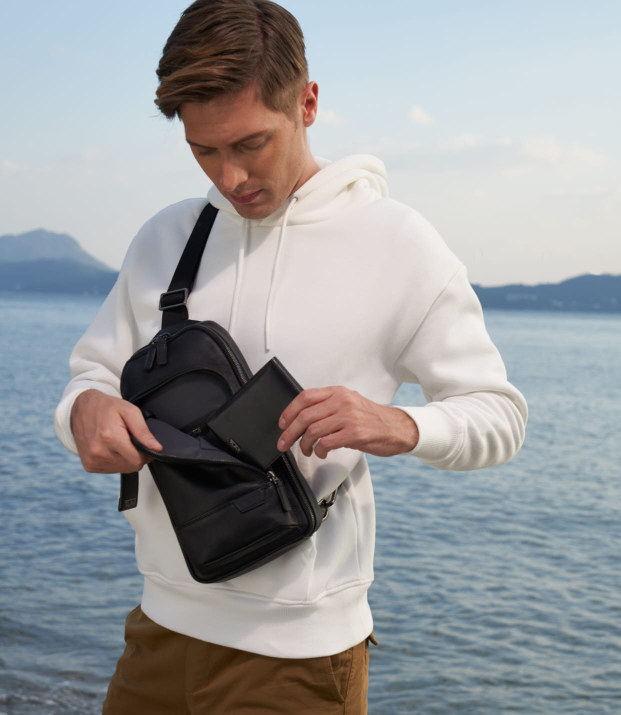 GREGORY SLING Black - lifestyle | Tumi Thailand