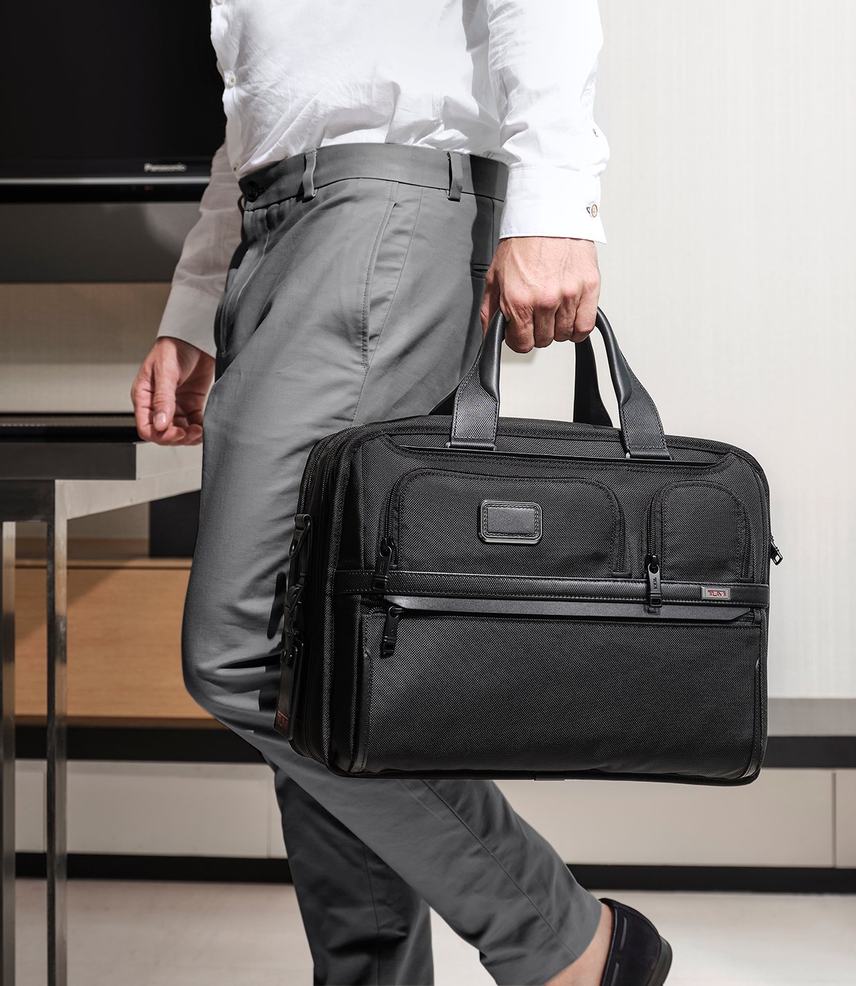 EXP ORG LAPTOP BRIEF Black - lifestyle | Tumi Thailand