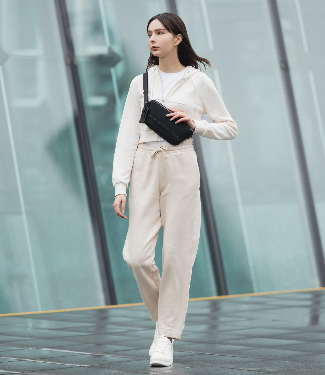 Daven Waist Pack Black - lifestyle | Tumi Thailand