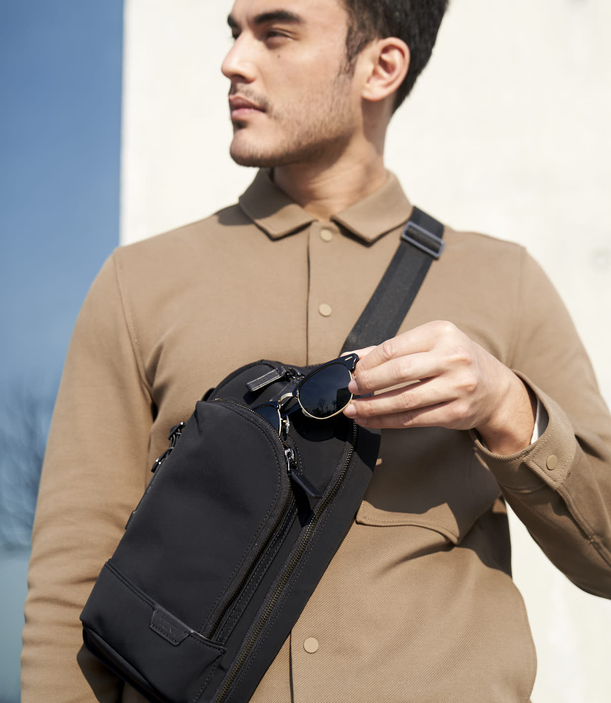 GREGORY SLING Black - lifestyle | Tumi Thailand