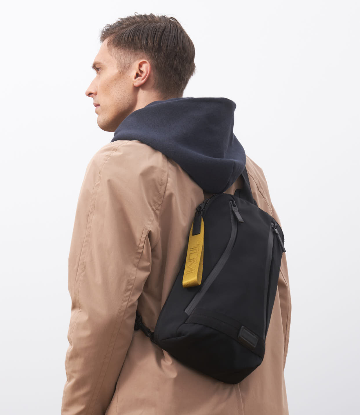 SKY SLING Black - lifestyle | Tumi Thailand